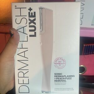 DERMAFLASH LUXE+ Advanced Sonic Dermaplaning + Peach Fuzz Removal